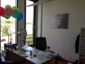 Arbeitszimmer Grey-Chef Poppema - mit Luftballons von seiner Geburtstagsfeier