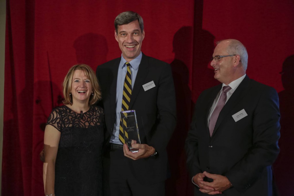 PMN-Awards: Ehrung als Managing Partner des Jahres 2013 für Neil Weiand von Allen & Overy. Links PMN-Gründerin Claudia Schieblon, rechts Dieter Philipp von Philipp & Dr.Kreth Versicherungen.