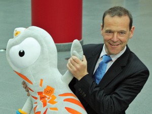 brit.botschafter.wenlock Britscher Botschafter in Deutschland: Simon McDonald mit Olympia-Maskottchen Wenlock