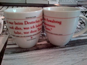 "Ich war beim Deutschen Anwaltstag und alles, was ich bekommen habe, war diese Tasse."