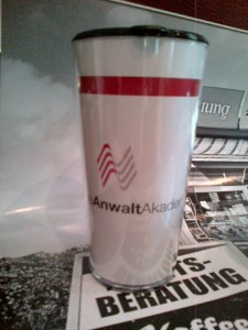 To-Go-Becher von der Anwaltsakademie