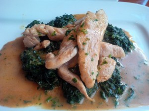 Pitenbrust-Streifen auf Blattspinat