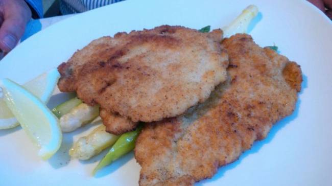 Wiener Schnitzel  mit genau vier Spargelstangen im Zin Zin