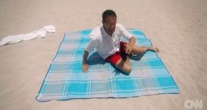 Richard Quest beim Strand-Equipment-Test
