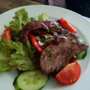 Salat mit Rinderstreifen