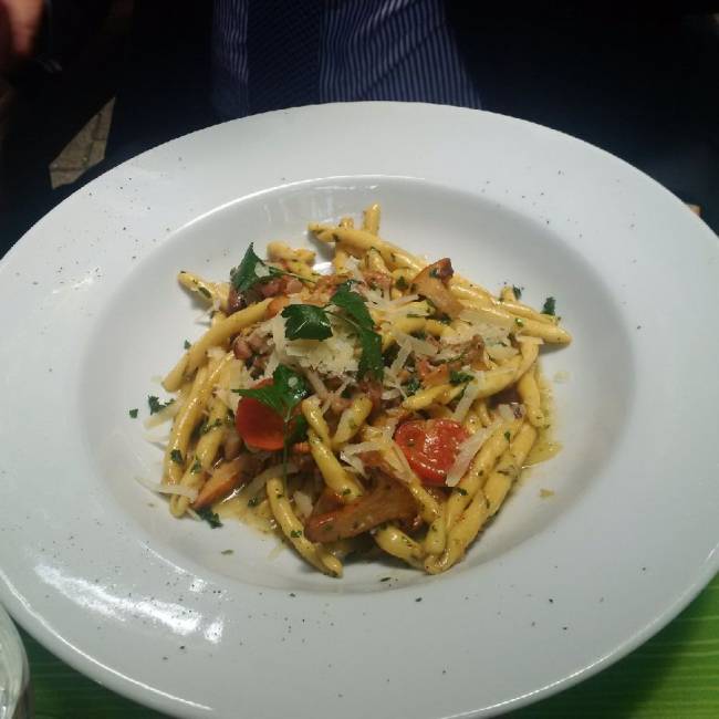 Strozzapreti-Nudeln mit Pfifferlingen und Speck im Düsseldorfer "Casa Luigi"