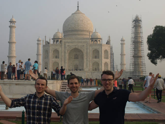 Tobias Woydich (M.) mit Kommilitonen