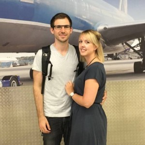 Tobias Woydich und seine Freundin beim Abflug vom Frankfurter Flughafen