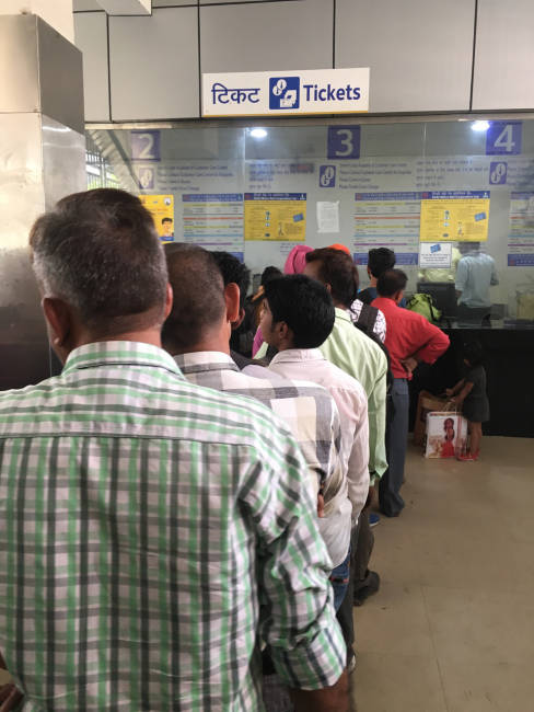 Schlange-Stehen am Ticket-Schalter