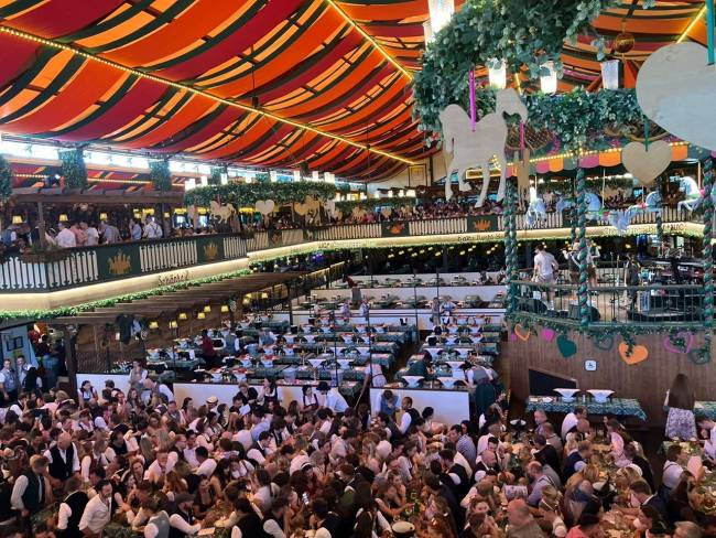 Mastallzelt auf dem Oktoberfest (Foto: C.Tödtmann)