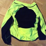 Mantel des Stinkens über den Wäscheberg eines Laufs gelegt. Frische Farbe, fauler Gestank. 