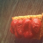 Getrennt lecker, zusammen problematisch: Honigbrot mit Tomatenmark