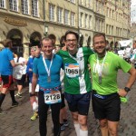 Gruppenfoto mit Kein-Ohr-Hasen. In der Mitte: Der strahlende Sieger.