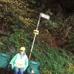 Der Weg heißt nicht umsonst so. Was der Streckenposten richtig macht: Er bleibt gleich sitzen.