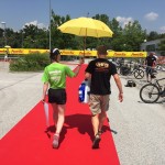 Sonne beim Rad Check-In? Kein Problem, der persönliche Guide beschützt die teuren Kunden. 